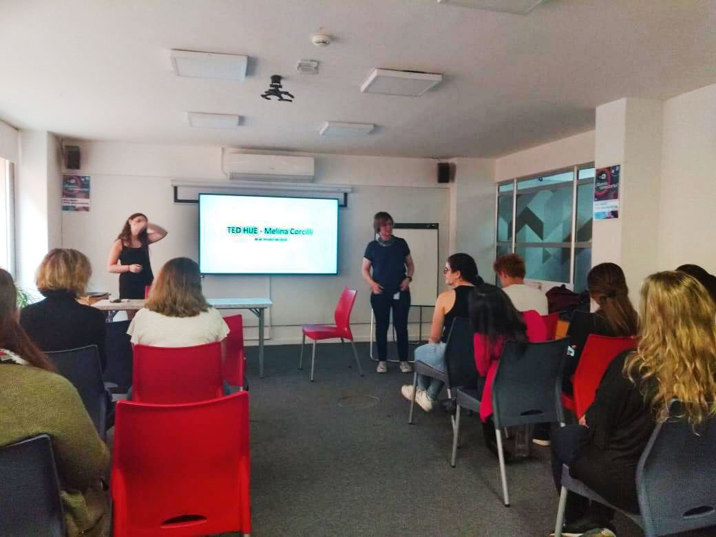 PractiaGlobal's tweet photo. Ayer nos visitaron chicos de entre 12 y 17 años para que nos cuenten sobre los temas que les interesan. Nos hablaron de la importancia del inglés para conectarse con otras culturas, el calentamiento global, el veganismo y el cestoball.
Mira:
#PractiaGlobal #Aprender #Educación https://t.co/8sa0NwdcGR