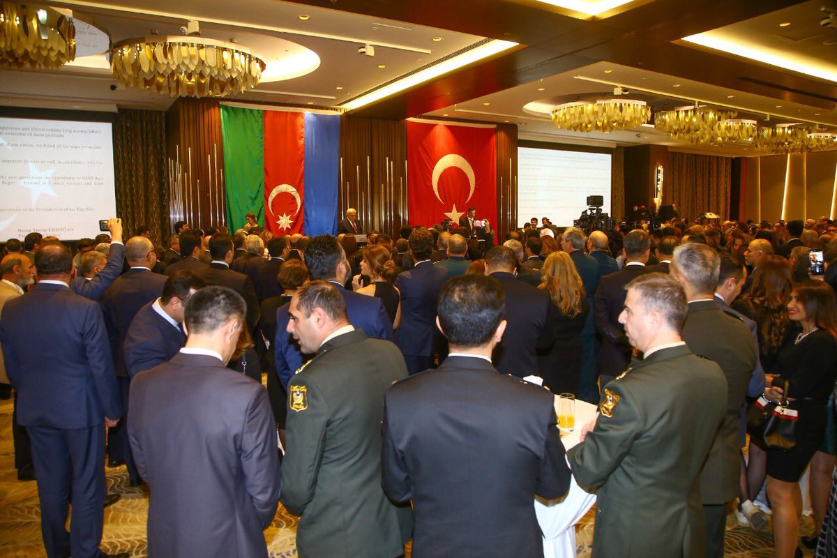 TC_BakuBE's tweet photo. +++ Azerbaycan-Türkiye Dostluk Grubu Başkanı Milletvekili Prof. Dr. Ehliman Emiraslanov, milletvekilleri, Bakü’deki kordiplomatik temsilcileri, siyasetçiler, sanatçılar, STK temsilcileri, işadamları, medya kurumlarının yöneticileri ve çok sayıda davetli katılmıştır. https://t.co/0bTFtDrm37