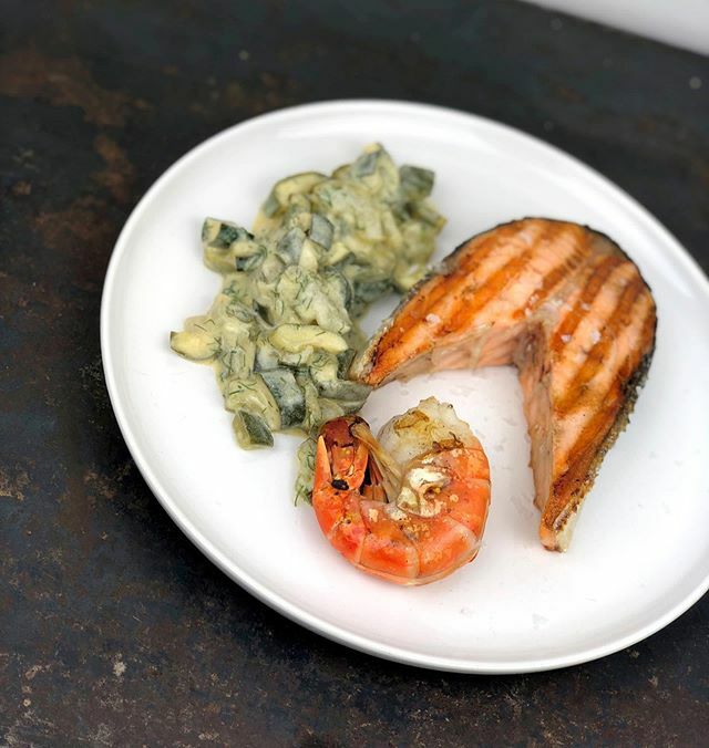 kuechenjunge's tweet photo. Gegrillte Lachskoteletts mit Scampi - dazu Schmorrgurken mit Schmand &amp; Dill. 🐟🦐🥒🔥🙌 Was gibt es bei euch zum Abendessen???
- - -
Werbung: 🔥 by @burnhard.de - - -
#salmon #lachs #fish #fisch #bbq #bbqfish #scampi #seafood #cucumber #dinner #foodblog #burnhard #foodblogger … https://t.co/obLIwJ6fPd
