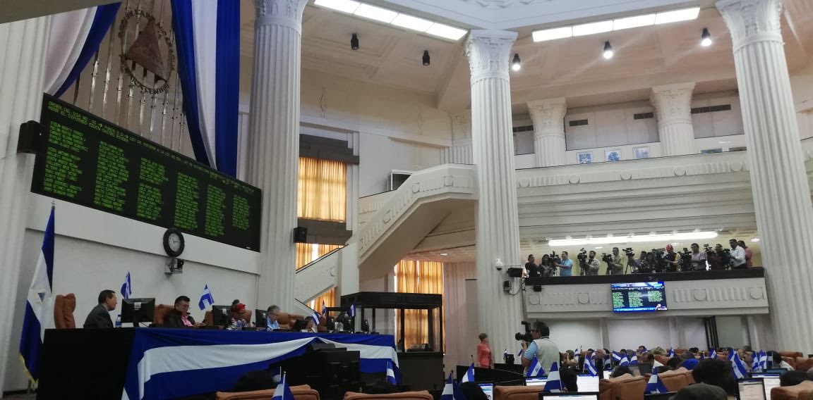 ARLENRADIOYA's tweet photo. Parlamento aprueba reforma a la Ley 554 de Estabilidad Energética que establece que los 16,500 usuarios legalmente en mora que consumen más de 300 kilowatt por mes “si no pagan” serán publicados en una lista y sus deudas serán cobradas judicial @nuevaya @TraficoNi https://t.co/AWAOFtYHwx