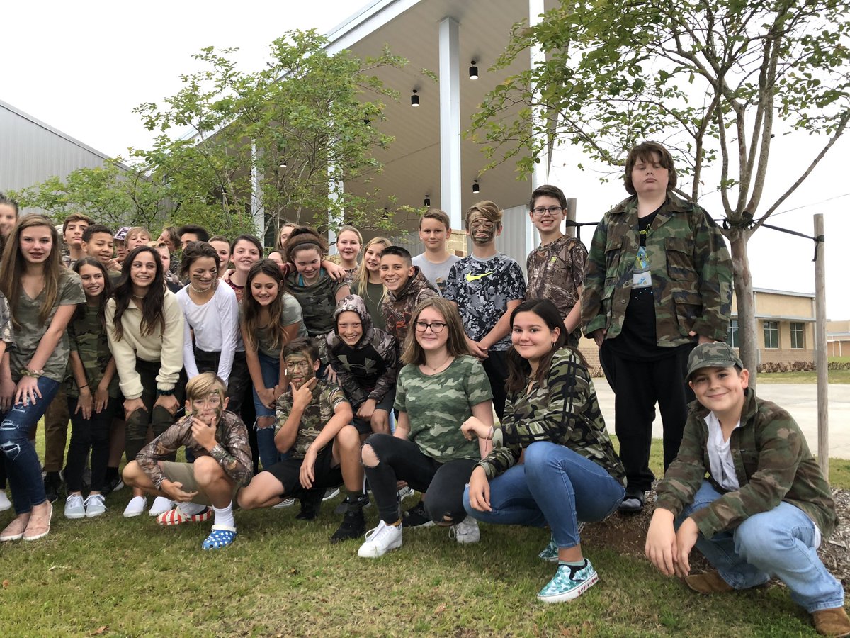 oakhillslions's tweet photo. Today our Lions are Joining the Fight Against Drugs (and having a little fun outside in our camo before the rain sets in!) 💙🦁❤️ #LoVeOuRLiOnS #WeAreFamily #WeAreOakHills #RedRibbonWeek @MrsSedoffOHJH @newtonohjh @morriscounselor @ohjhschoolnews @StuCo_OakHills https://t.co/olams1Sk1A