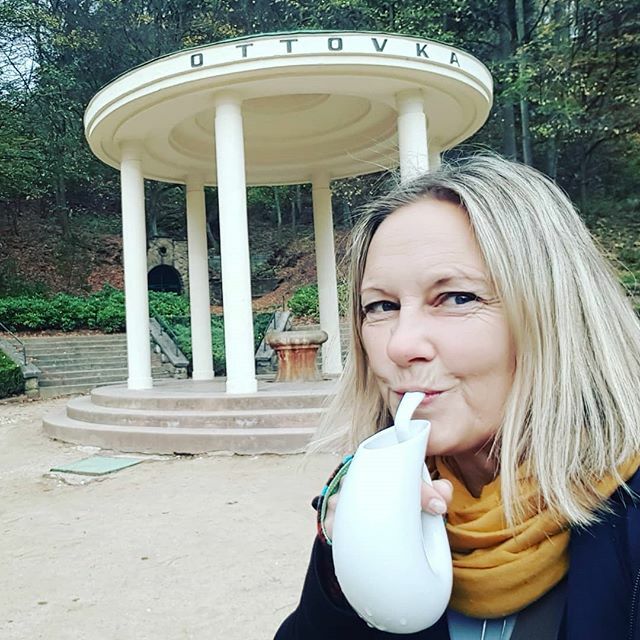 AngelikaMandler's tweet photo. "Machen Sie eine typische Handbewegung!" in @luhacovice.cz:
Spooky auf den ersten Blick. Aber das macht hier jeder. Schlürfen aus den Heilquellen aus einem extra designten Trinkbecher. #kurleben #Wiederunterwegs #visitczechrepublic #entdecketschechien #z… https://t.co/1vBERQbMom https://t.co/FfKv0Yoffy