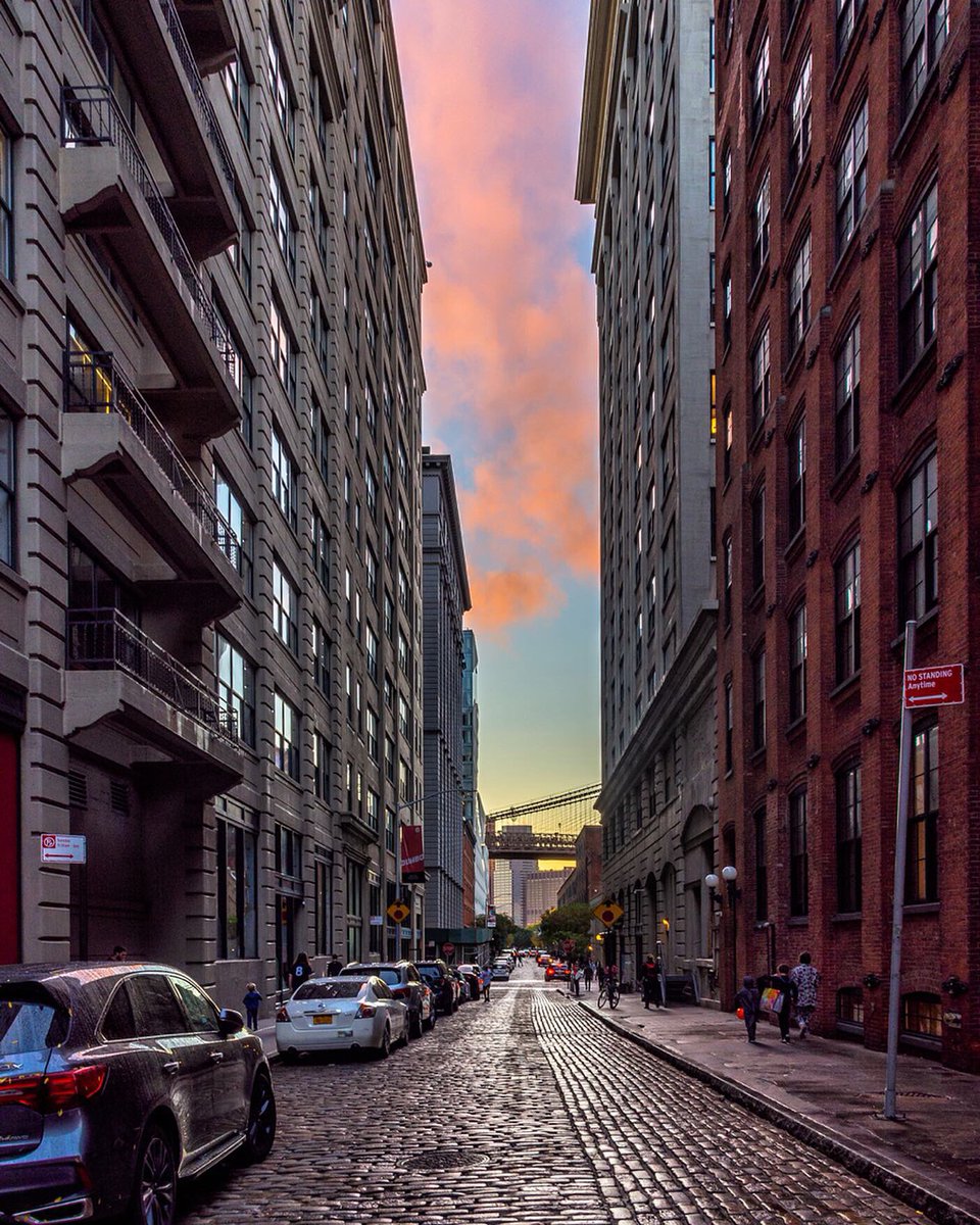 Papakila's tweet photo. There was a little extra color in the sky after that rainstorm cleared out on Sunday down in Dumbo, Brooklyn #StormHour #itsamazingoutthere #Brooklyn #sunset @StormHour @weatherchannel @ABC7NY @NBCNewYork @nycfeelings https://t.co/iQvOJirfzi