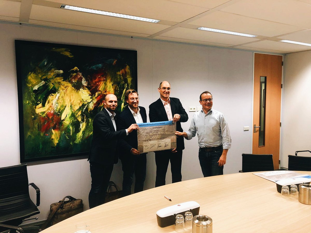 Onder leiding van de wethouders <a href="/JacobsMario/">Dijkgraaf Mario</a> en <a href="/OscarDuss/">Oscar Dusschooten</a> van @gemeentetilburg, hebben we officieel getekend voor het Geïntegreerd Onderhoud Contract "De Reeshof". Samen met de gemeente en de inwoners van de Reeshof gaan we ervoor zorgen dat het Stadsdeel nóg groener wordt!