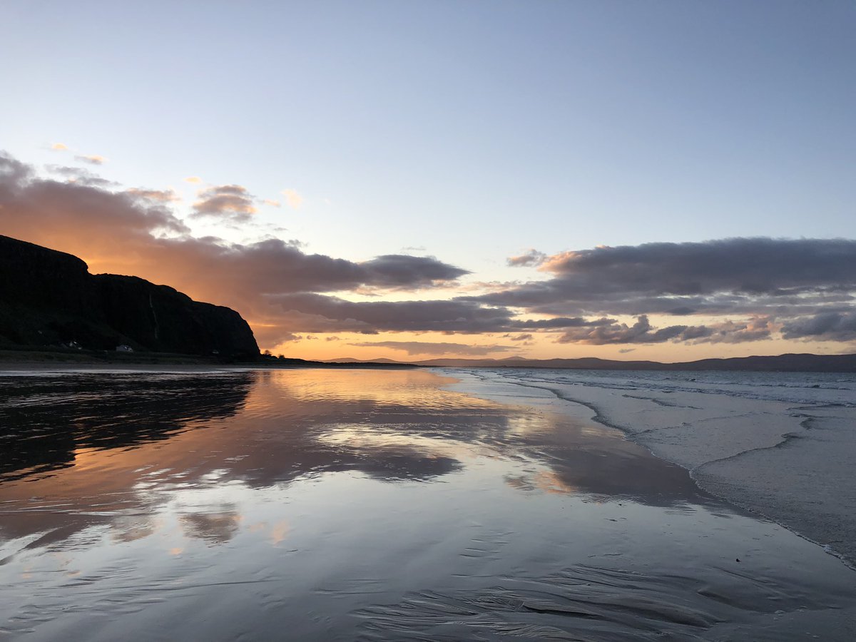 MarkCossy87's tweet photo. Hard to beat a #causewaycoast autumn #sunset !! @barrabest @WeatherCee @angie_weather @frank_broadcast @newslineweather @NationalTrustNI @VisitCauseway @DiscoverNI @DiscoverIreland https://t.co/Qy5PLL3teF