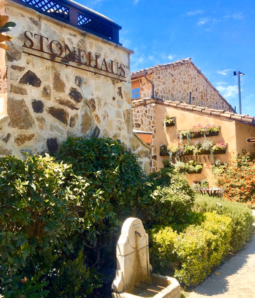 TheStonehaus's tweet photo. The beauty is in the details. ☀️ Don't forget to join us tomorrow for Pizza with the Pros! Head over at 7pm + enjoy pizza made by PGA Tour Champions Pros. Proceeds from every pizza sold will go to the Sherwood Cares Foundation. 🍕 #thestonehaus https://t.co/DRxF2wnfqi