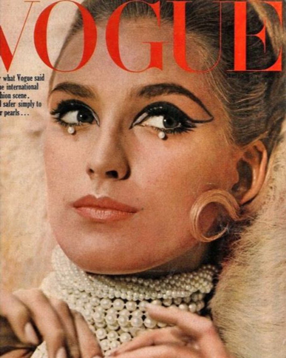 Here's a little Monday #Voguespiration for you! 
Definitely copying this #1960s #cateye this #halloween. 😍✨ #makeupinspo #makeup #halloweenmakeup #60smakeup #vogue #tipsntrends