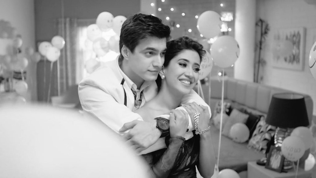 Until 5 yrs ago, every birthday that  #Kaira celebrated together was a time of happiness, where misunderstandings would be cleared, paving way for them to come closer togetherBut for the 1st time, their happiness is incomplete cuz their hearts still long for their union. #yrkkh