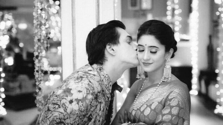 Until 5 yrs ago, every birthday that  #Kaira celebrated together was a time of happiness, where misunderstandings would be cleared, paving way for them to come closer togetherBut for the 1st time, their happiness is incomplete cuz their hearts still long for their union. #yrkkh