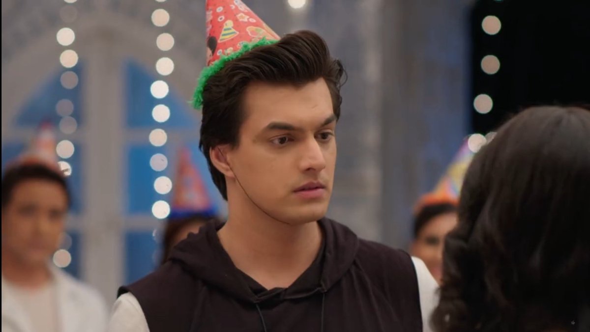He's so dejected that he couldn't bring in his son's birthday that his own slips from his mind.But he can forget, not her. She brings back his lost smile by being the 1st to wish him.And finally, the wish he'd made for 5 yrs- for her to wish him again- came true #Kaira  #Yrrkh