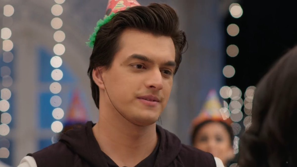He's so dejected that he couldn't bring in his son's birthday that his own slips from his mind.But he can forget, not her. She brings back his lost smile by being the 1st to wish him.And finally, the wish he'd made for 5 yrs- for her to wish him again- came true #Kaira  #Yrrkh