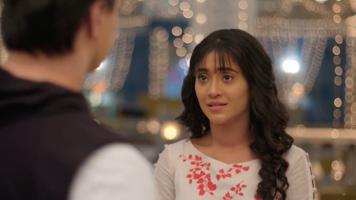How strange is it to say bye to the one you love, on the day that's meant to be celebrated together? #Kaira are in a situation they wish they weren't in. He can't stay & she can't ask him to.And as he turns to leave, you can see the smiles fade- their pain & guilt is back #yrkkh