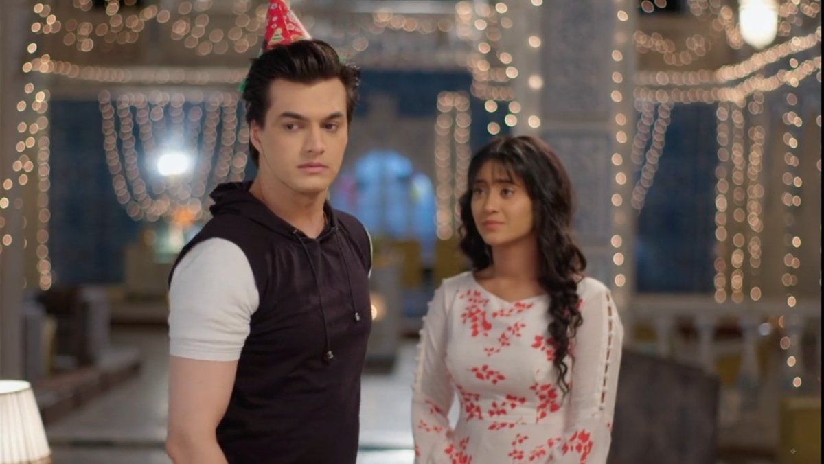 How strange is it to say bye to the one you love, on the day that's meant to be celebrated together? #Kaira are in a situation they wish they weren't in. He can't stay & she can't ask him to.And as he turns to leave, you can see the smiles fade- their pain & guilt is back #yrkkh
