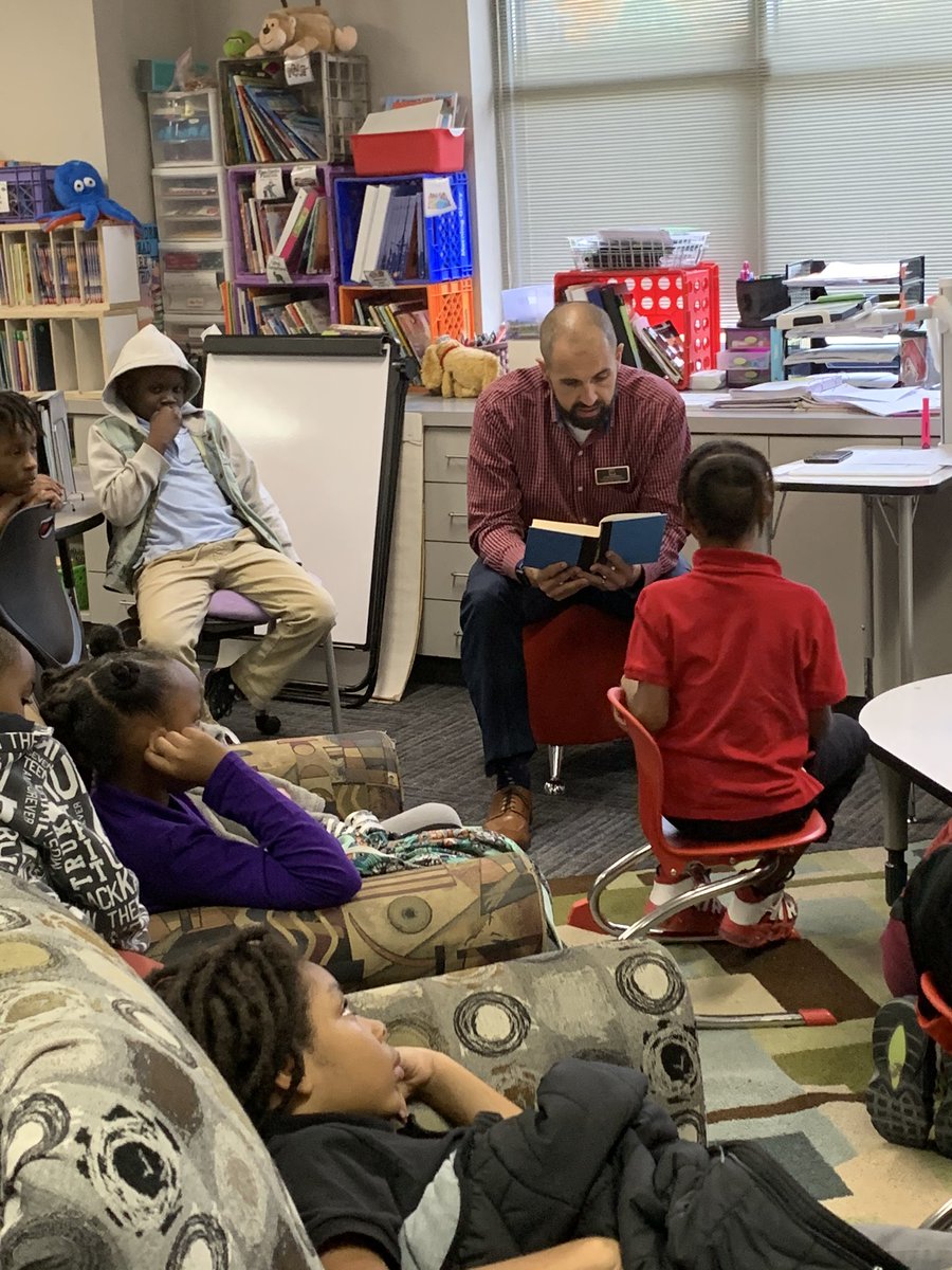 WONDER who came to read to us today?? @RyanERussell #wonder #bekind #OurHeights #WarrenWill #sunnyheights #3rdgraderocks