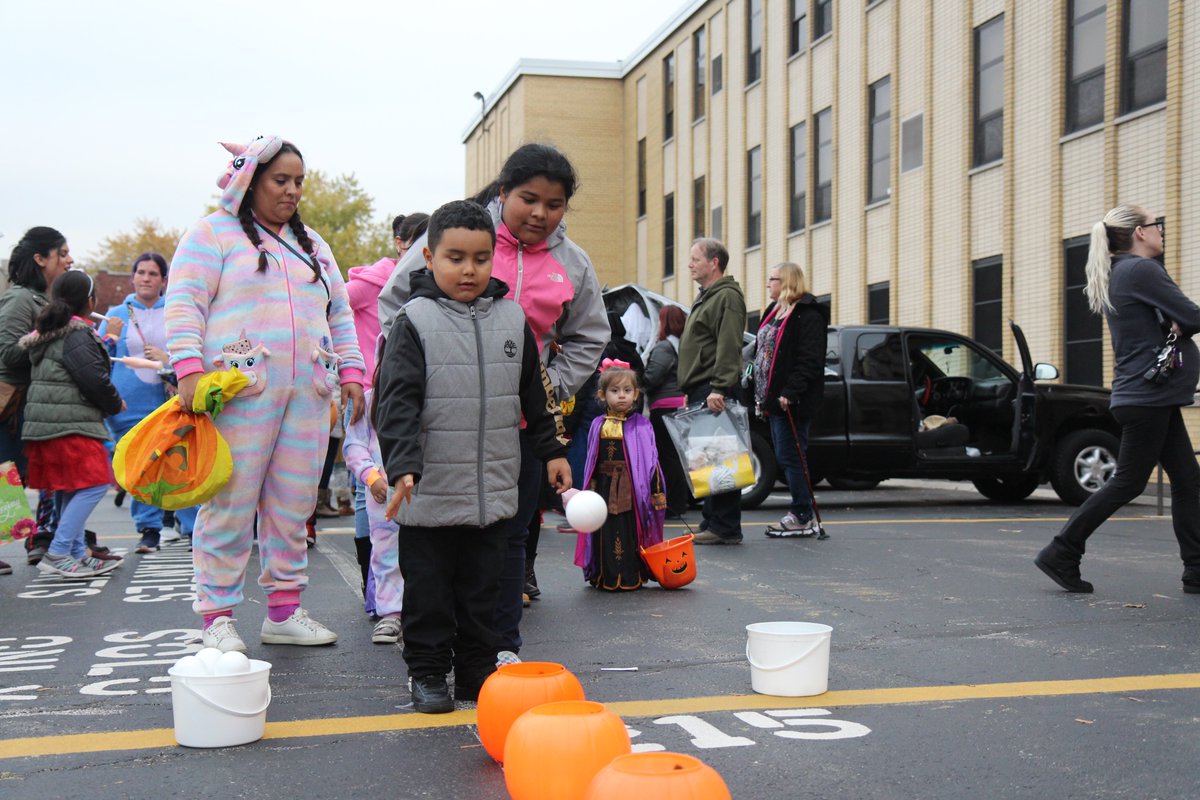D99Cicero's tweet photo. Halloween came early at Goodwin yesterday afternoon, as the school hosted its inaugural trunk or treat at its family fall fest! 🚗🎃🍬🍭
#ignite99 #ilumina99 #soy99 #ignitED99 https://t.co/4HUnNBhI7F