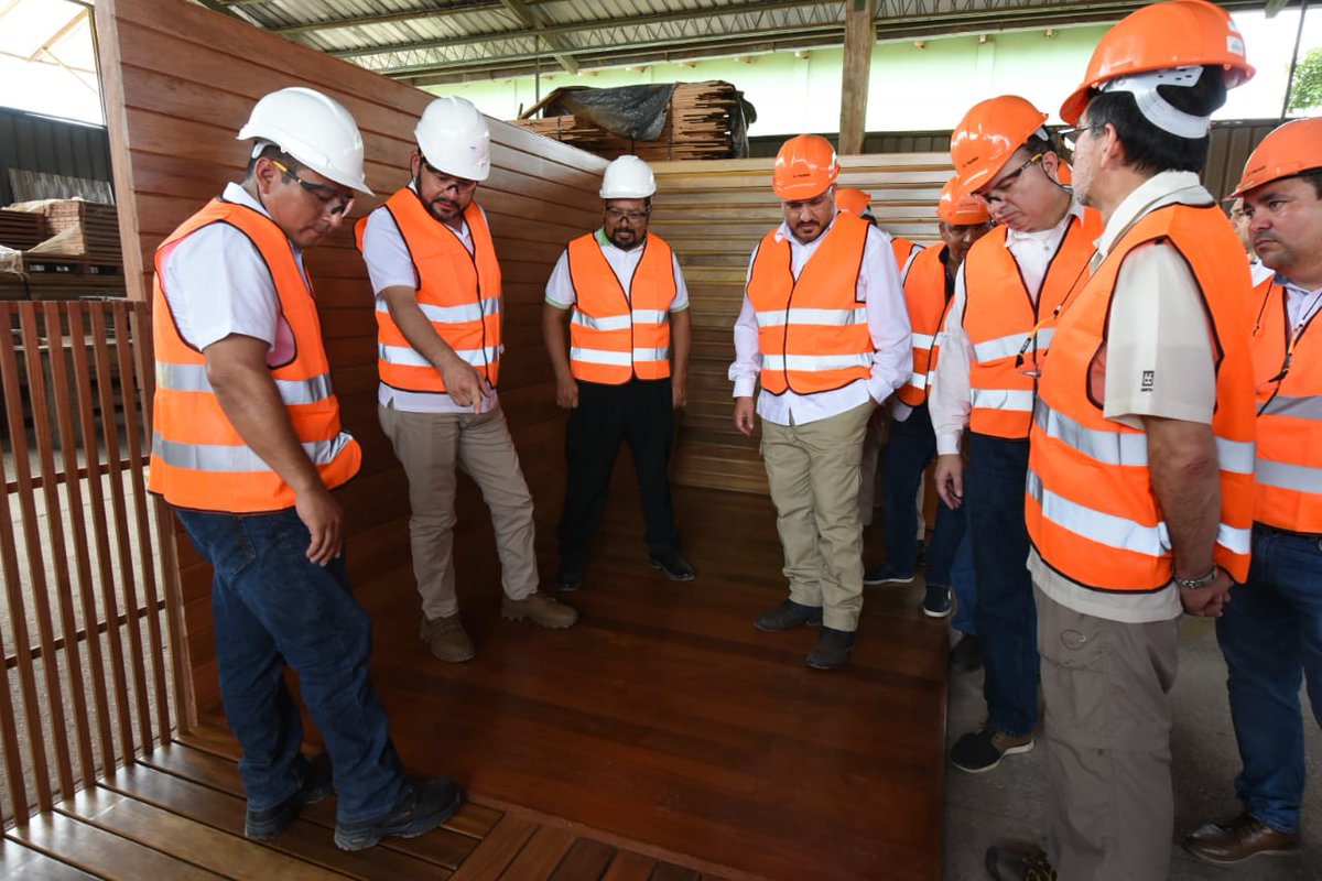 AGN_noticias's tweet photo. Gira Petén: Presidente @jimmymoralesgt hace un recorrido en la Empresa Comunitaria de Servicios del Bosque #Forescom🌲 que lleva beneficio social, ambiental y económico a la población ubicada al norte de Guatemala. https://t.co/jjXB9FcpUV