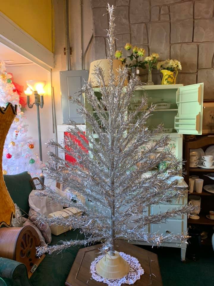 RubySlippersNC's tweet image. Soon I will be putting up the retro trees as well as playing "It's A Wonderful Life" on the old vintage TV in the window.

#christmas #aluminumtree #itsawonderfullife #seriouslydowntownlouisburg #charmingsince1779 #MCM #antique #vintagestyle