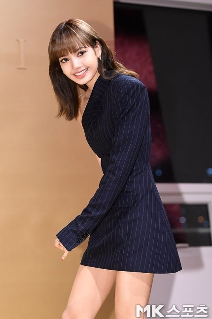 bababoombiyah's tweet image. ความอ่อนน้อมถ่อมตนอะเนอะ ถ่ายรูปเสร็จก็ก้มให้กับสื่อ เดินผ่านก็ก้มหัว ☺️☺️ เรื่องเล็กๆ ที่น่ารักจริงๆเด็กคนนี้
#LISAxBVLGARI @ygofficialblink