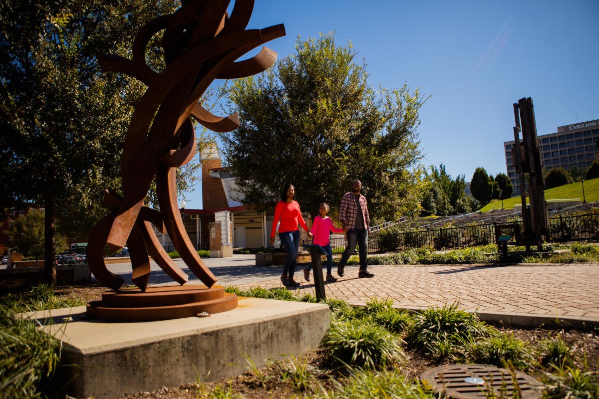 WhenInVirginia's tweet photo. 10 Experiences for Art Lovers in Virginia's Blue Ridge https://t.co/aPF51HSbiW #WhenInVA check out the #art in @visitvbr 🎨🖌🗺 #travel https://t.co/Hhw1S0Rgjz