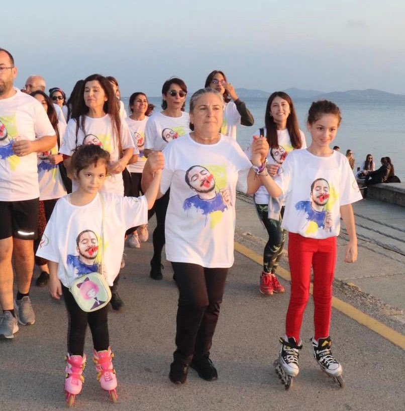 Annem, 53 yaşında! 19 yaşında canına kıyılan oğlu için; “Ali İsmail Korkmaz Burs Fonu” için İstanbul Maratonu’nda koşuyor. 

Siz de kampanya’ya destek olun! 

Meblağ önemli değil Ali’nin yaşına ithafen 19 TL bağış yapın mesela…

Destek için; alikev.org/EmelAnne