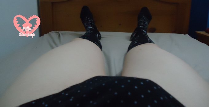 1 pic. Hu? this weird little thing appeared in my pantys, what kind of witchcraft is this? ow0 #sissyfication