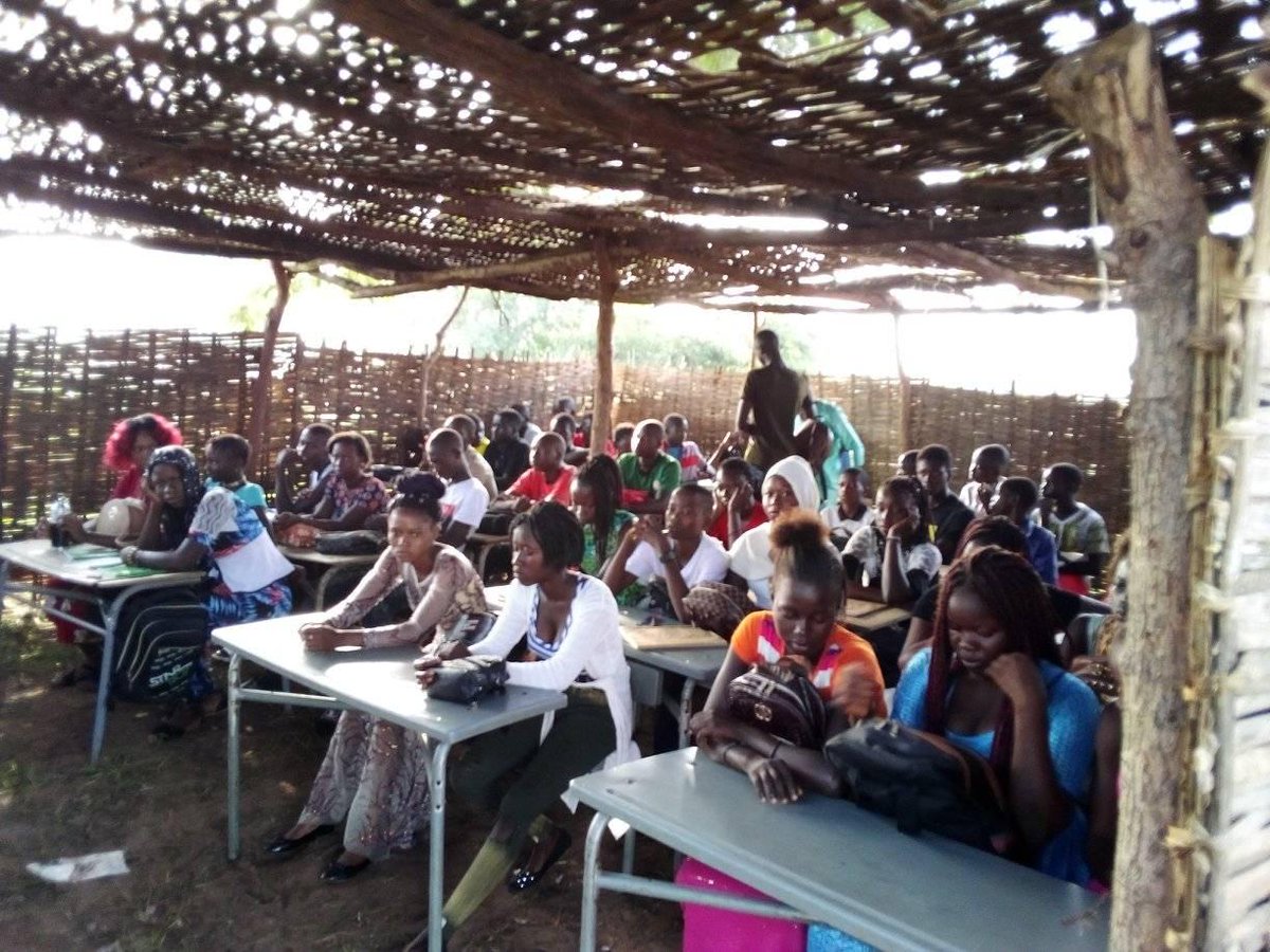 samboubodian's tweet image. Ces classes sont celles du lycée de Oulampane/Bignona

L&apos;établissement en compte 4,et les populations veulent en construite 3 autres pareilles pour espérer scolariser tous les inscrits.En 2019 des lycéens étudient dans des huttes. Apparement l&apos;éducation n&apos;est pas une priorité!