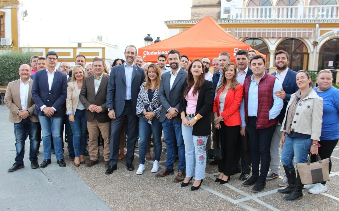 CSSevilla_Prov's tweet photo. 💪🏻 Los compañeros de @Cs_Gines han tenido una visita muy especial. @JRBauza nos ha acompañado hoy por las calles de Gines para, junto a él, poner #SevillaEnMarcha. ¡Gracias por tu visita! https://t.co/3IazS7qUhh