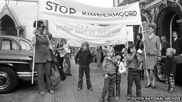 cycleforscience's tweet photo. Ever wonder why the Netherlands is a cyclist haven (bike paths~140k km) while the USA is flooded w/ freeways (bike paths~21k km)? Hint: popular revolt in the 70s (pc:
@BBC) + aggressive lobbying. Check it out in our blog https://t.co/2z8Sqd7U1u #cycleforscience #biketouring https://t.co/GWSfXTOEHf