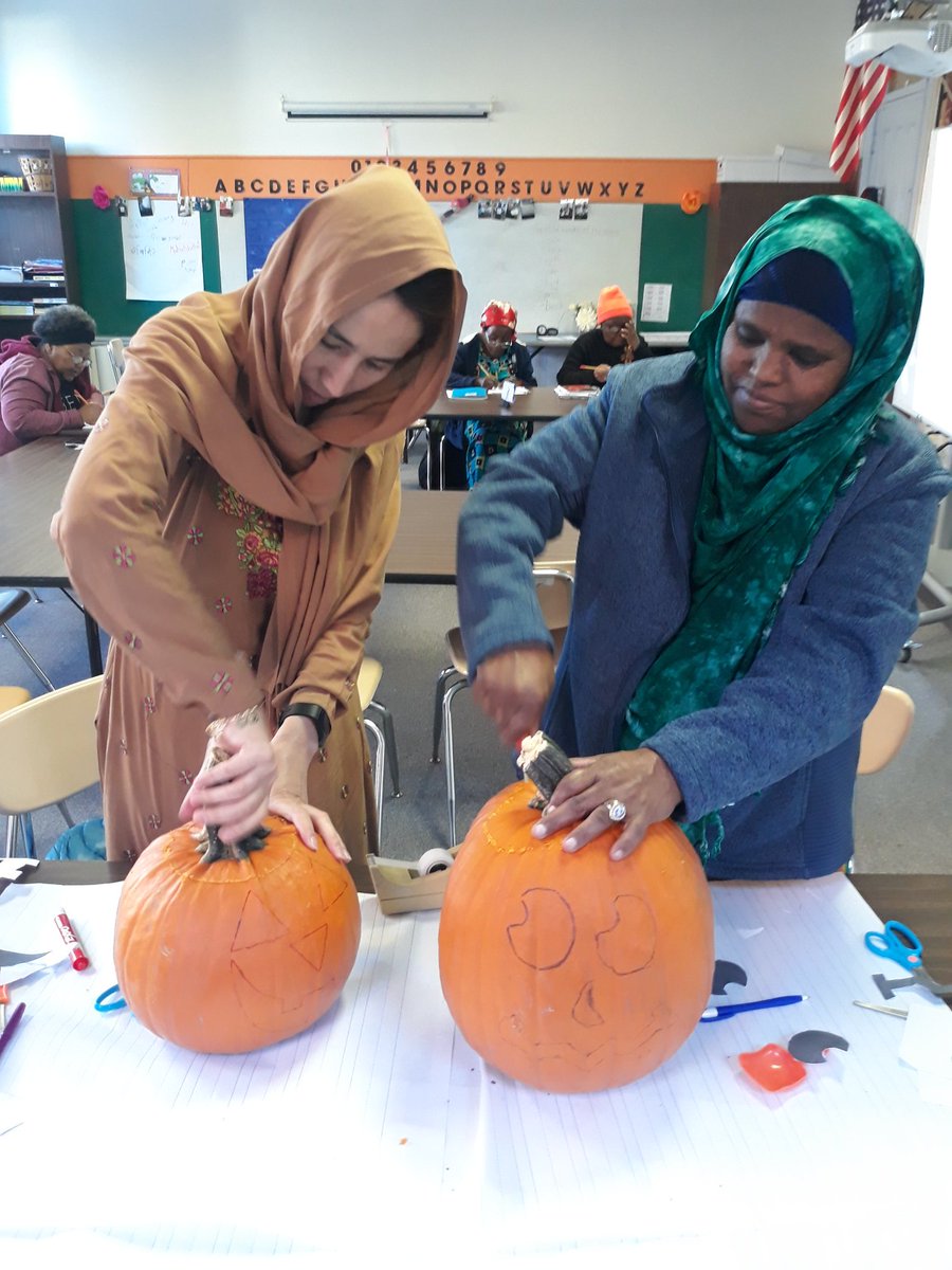 scsd_wslc's tweet image. It&apos;s nice to take a break in English Literacy and carve some pumpkins together! @SyracuseSchools