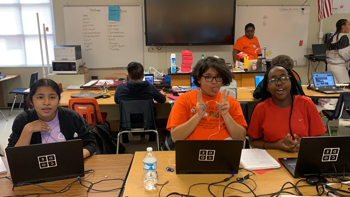 barberstudent3's tweet photo. Hereβs my group working hard on STEM @wattstech1 #bmslevelingup @STEMsally @STEMTania #techfit2019 @GoTECHFIT @AlkaHarriger https://t.co/lYrgATX6WY