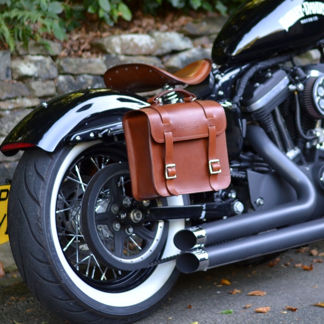 Easy to bolt on #bobber seat kit in tan brown leather with matching Nomad #pannier. The universal for on the Nomad makes it easy to attach and take away or fit onto another bike. #darkstarleather