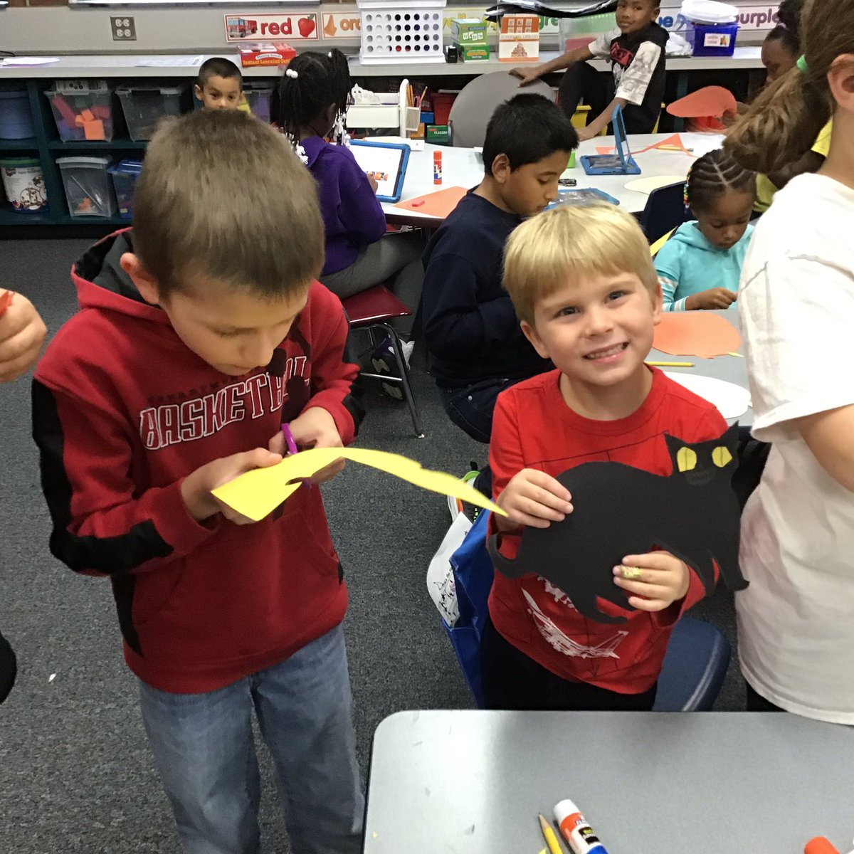 mickschdale's tweet photo. Halloween decorating with kindergarten buddies.
#rtslearns #d56achieves #rtlearns https://t.co/sWsQZGSNnN