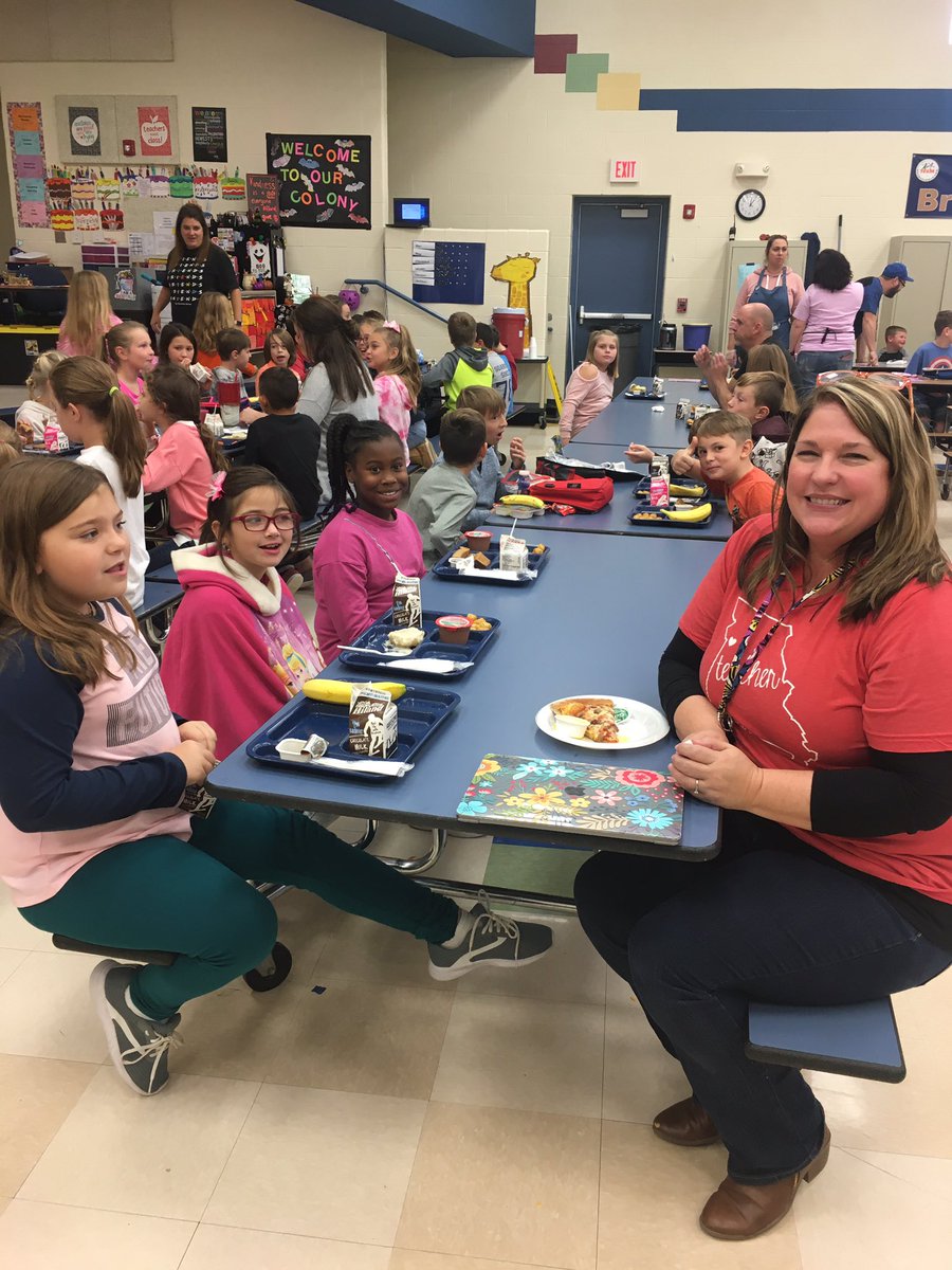 Nobody Eats Alonefor Kindness Week!! Students chose where to sit and teachers joined! Choose Kindness! #METeach
