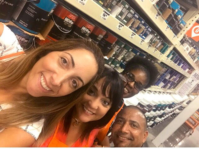 FrancesSalgado5's tweet photo. Gr8 on the floor training , and executing our on shelf availability promise #customerswin #Q4shelfie #1REGIONSFL @pablo8750 @wcork19 @JacobRobertsTHD https://t.co/cRddjDM3oh
