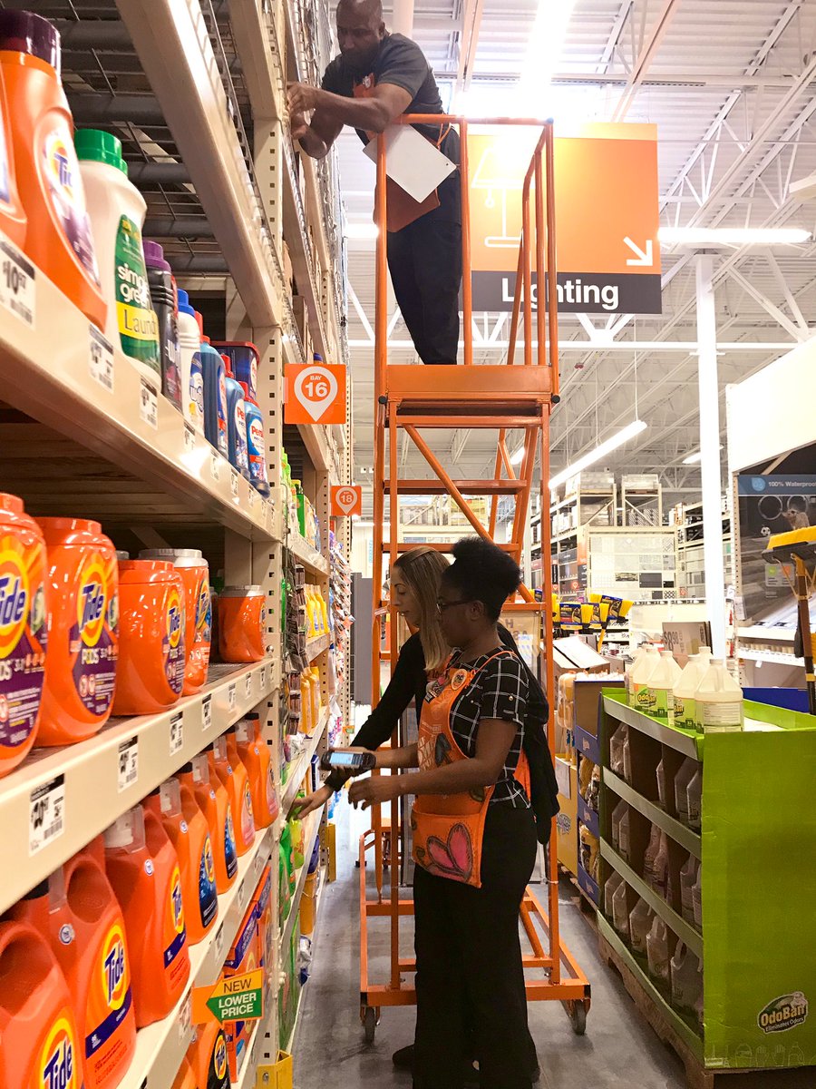 FrancesSalgado5's tweet photo. Gr8 on the floor training , and executing our on shelf availability promise #customerswin #Q4shelfie #1REGIONSFL @pablo8750 @wcork19 @JacobRobertsTHD https://t.co/cRddjDM3oh