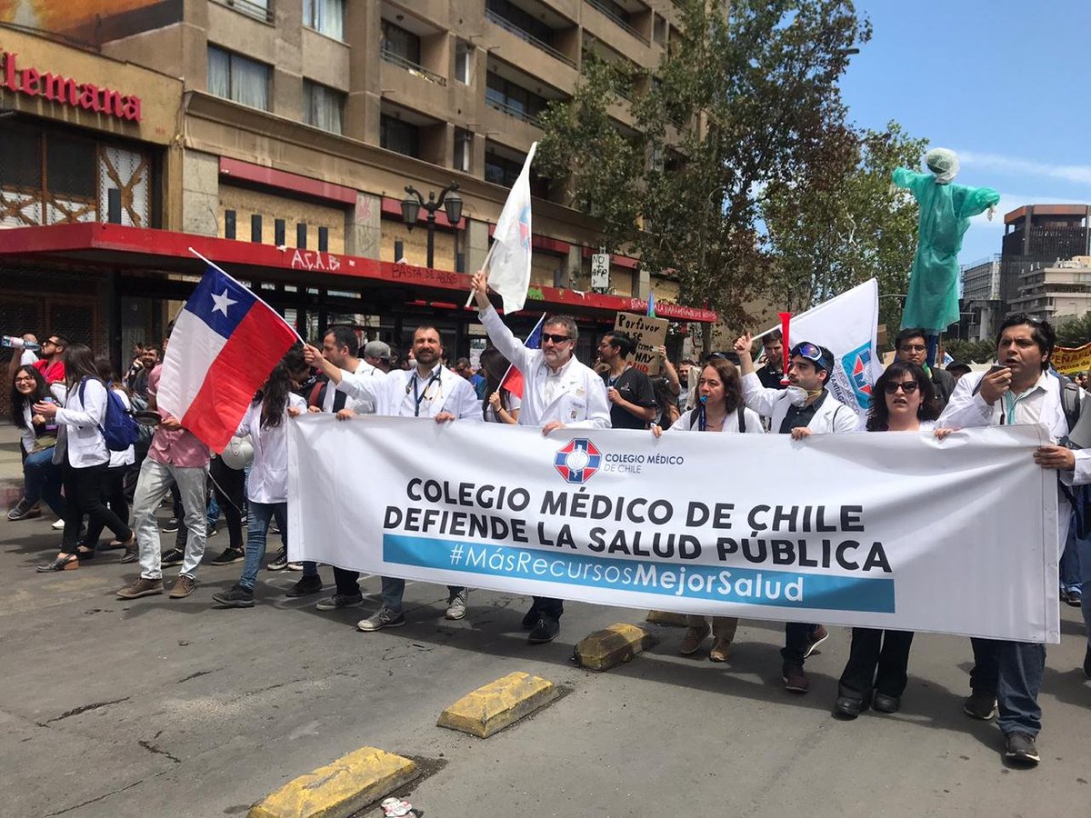 colmedchile's tweet photo. [#ColmedMovilizado] 📢El día de hoy junto a los colegios profesionales y organizaciones gremiales de salud, médic@s, estudiantes y pacientes marchamos desde el Ministerio de Salud hacia Plaza Italia, exigiendo una salud digna. #MásRecursosMejorSalud #SaludUnDerecho 👏💪 https://t.co/LQmxiwEc4K