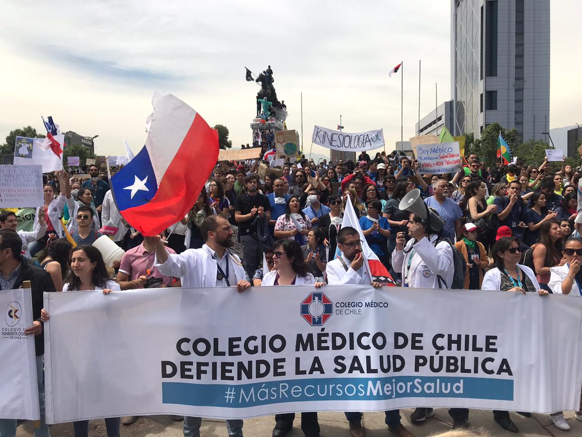 colmedchile's tweet photo. [#ColmedMovilizado] 📢El día de hoy junto a los colegios profesionales y organizaciones gremiales de salud, médic@s, estudiantes y pacientes marchamos desde el Ministerio de Salud hacia Plaza Italia, exigiendo una salud digna. #MásRecursosMejorSalud #SaludUnDerecho 👏💪 https://t.co/LQmxiwEc4K