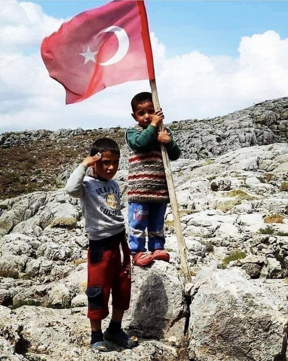 Bizde vatan sevgisi doğuştandır, kanlarımız bayrağımız, ay ve yıldız kefenimiz olmuştur... bu vatan ve Cumhuriyet ise atalarımızın yadigarı, nesillerimizin emanetidir.. Biz biliriz ki dünya durdukça bayrak inmez vatanın bir karış toprağı asla feda edilemez.. #yaşasınCumhuriyet