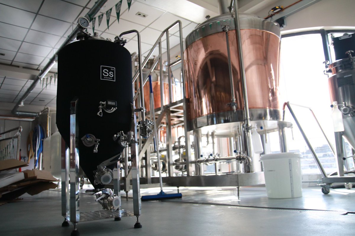 BeerWithNotions's tweet image. What a bloody lovely day @DeadCentreBrew unboxing our #Unitank now to decide what to fill it with 🤔