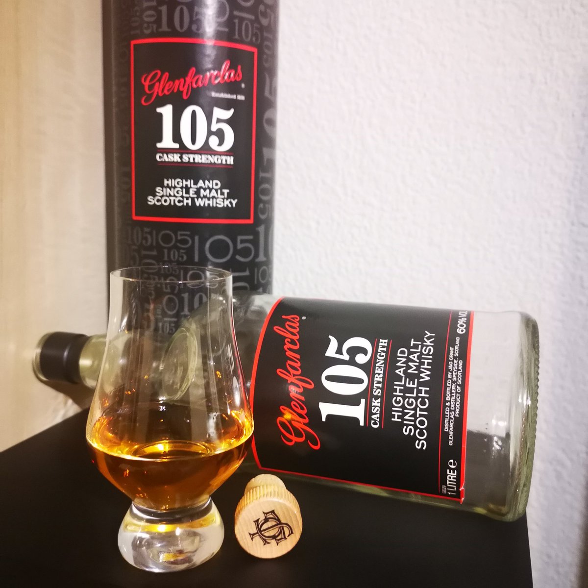 WhiskybossSA's tweet photo. In my opinion best value for money dram🥃.
#Whiskyboss #Glenfarclas105 #Caskstrength #Singlemalt #Speyside #highlandsinglemalt #Whisky #Scotch #Tuesdaydram🥃 https://t.co/5mMrZH221V