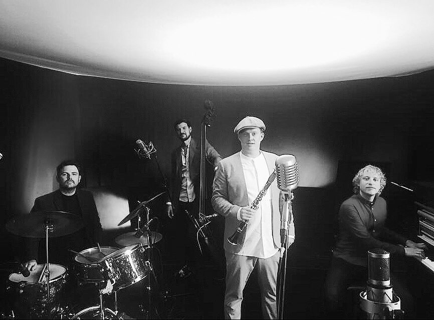 AdrianCoxMusic's tweet photo. #ThrowbackTuesday
Fun in the cove with the @gunhillstudios1 crew :) ♥️
🎥
#gunhillstudios #adriancoxmusic #driveinmusic #redlighton https://t.co/iUCU0ZBor0