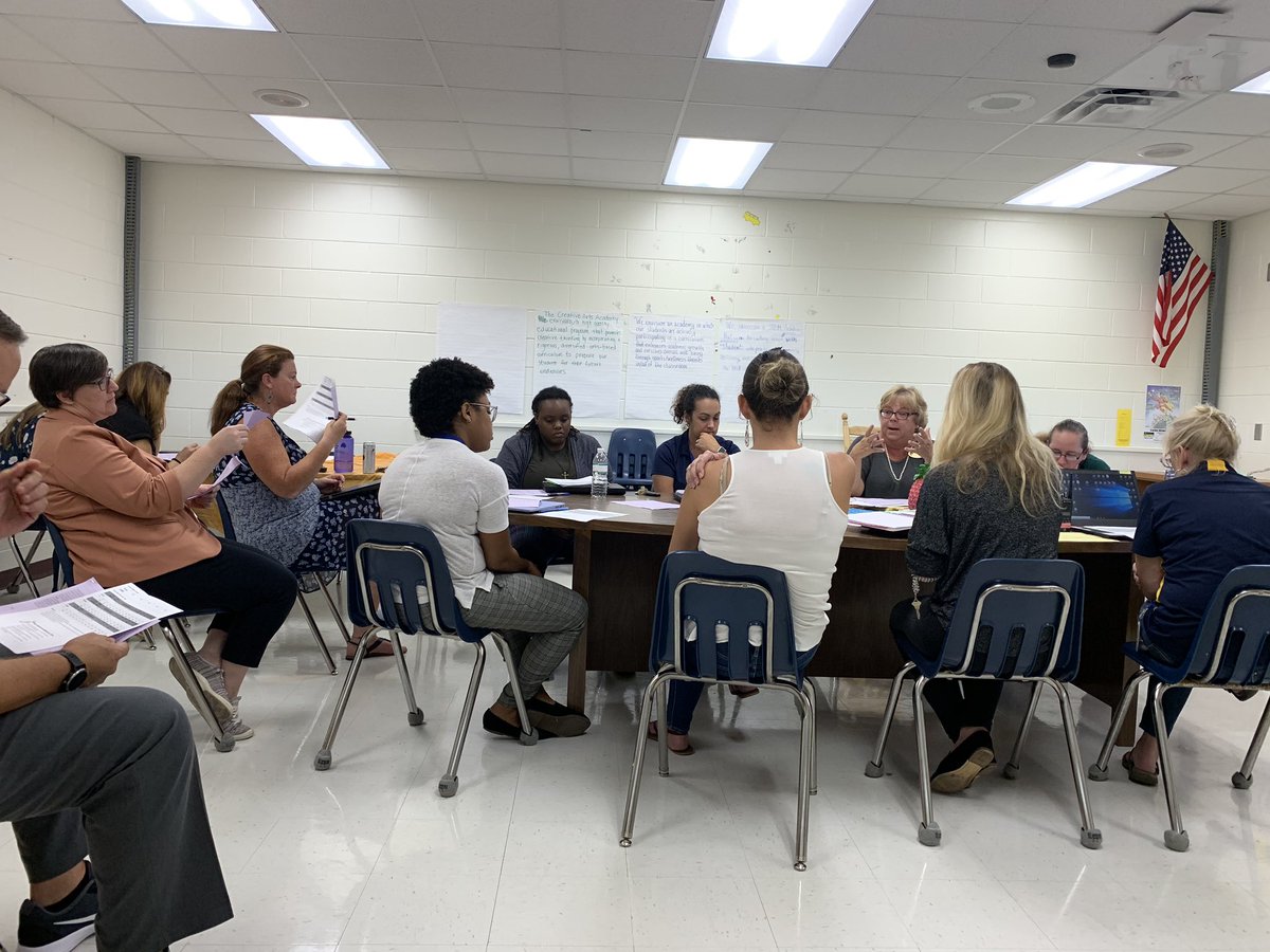 KarenMChenoweth's tweet photo. ELA PLC analyzing data with Lori Wickham! Thank you for giving us questions to ponder, so we can reflect and discuss🤔. @kjmccror @tblinnja @GalaxyRockets https://t.co/4146o1h5Dk