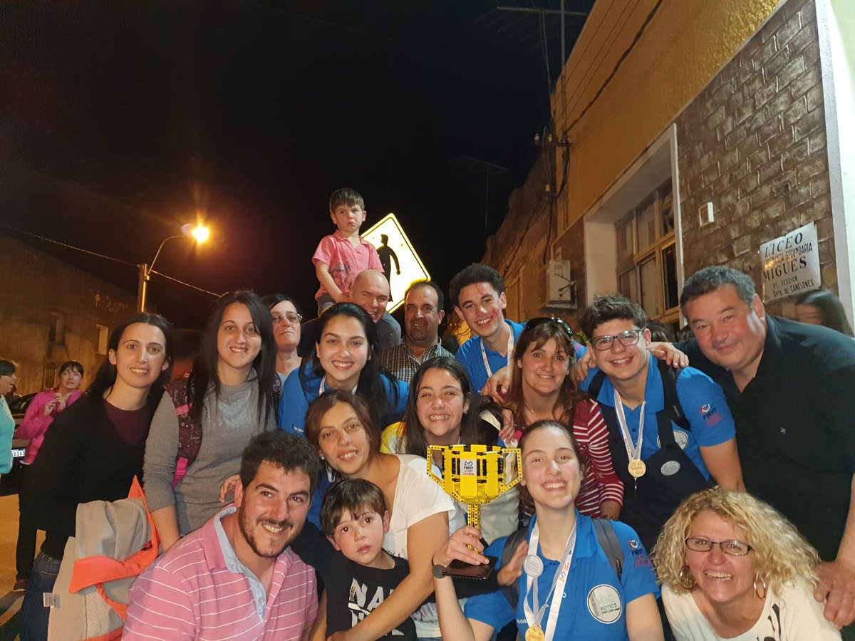Mig_Botics's tweet photo. 🏗Luego de unos días de descanso podemos informarles que, afortunadamente, representaremos nuevamente a Uruguay en en World Festival de FIRST LEGO League a realizarse en Houston el próximo año.

🏗Mil gracias a @Plan_Ceibal y @FLL_Uruguay por la oportunidad❤ https://t.co/VuIxBwdBgs