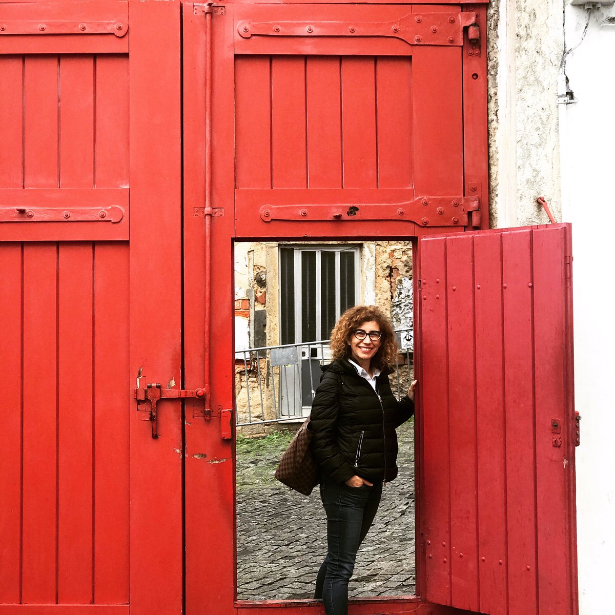 Fantástica experiencia, viajar a otro país. Comprender otros puntos de vista, apreciarlos, compartirlos, abrirte a experimentar. Gran aprendizaje. Me siento agradecida
Esta puerta cerca del Castillo de San Jorge es un símbolo a todo ese nuevo mundo a experimentar. 😉