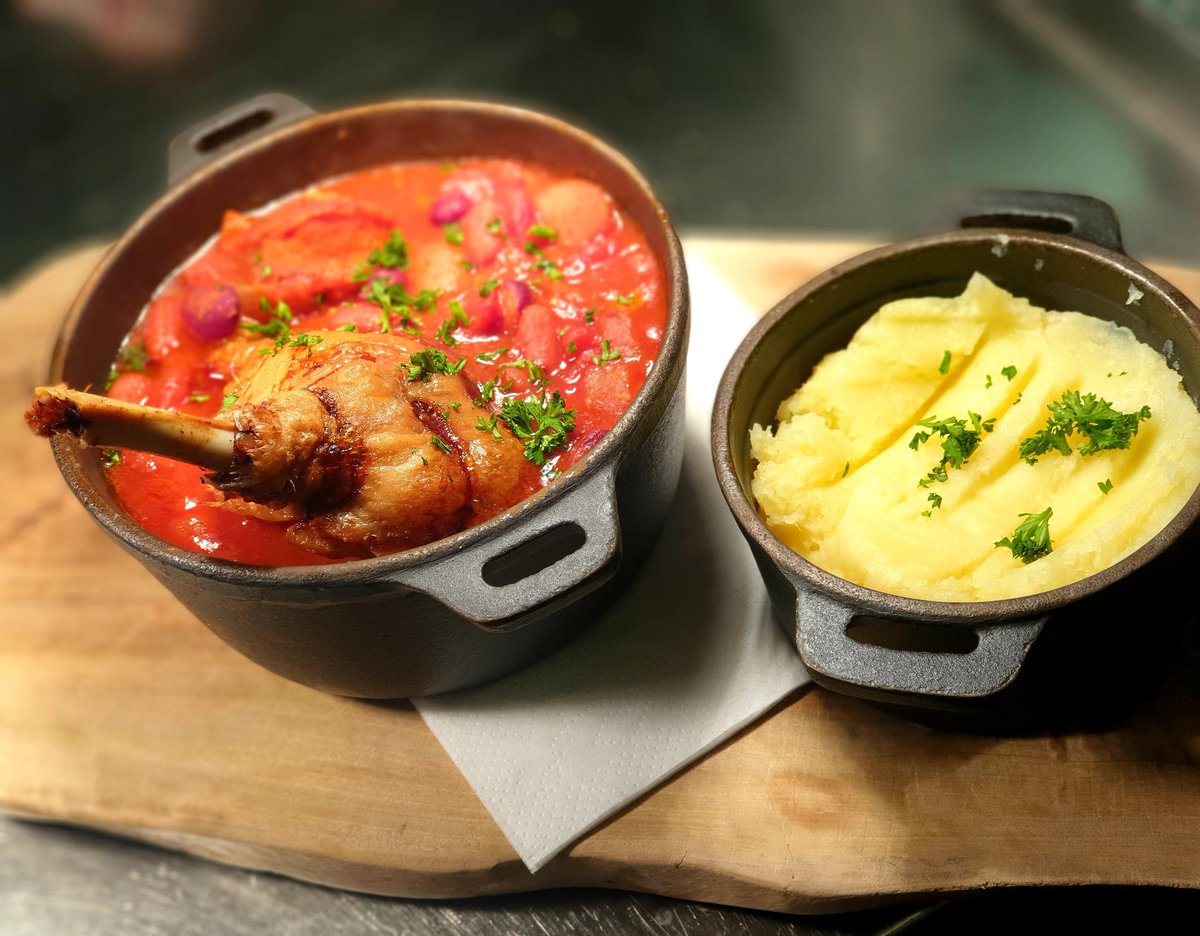 BullsHeadMobb's tweet photo. Come and try our Sausage Cassoulet, what have you got Toulouse? #toulousesausagecassoulet #uksausageweek #sausagesofinstagram #Sausage #cassoulet #cheshire #mobberley #sausageweek @frostybutcher https://t.co/88JFJHwQqR