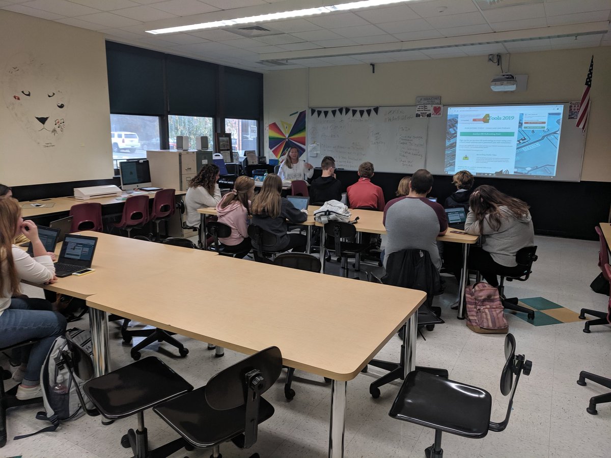 MmeDJones's tweet photo. French 3 working with @mrslip02 and @dalstonEDU to create their own multi-episode podcast in French #MTPSpride #mtpsworldlanguage https://t.co/3OkHA6bETC