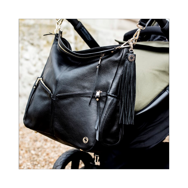 Our Lennox changing bag easily clips onto your pram. It is also a super stylish shoulder or cross body bag with two interchangeable straps included 🖤

  #leatherdiaperbag #kerikitengland #mumbossme #kitbag #kitgirl #multifunctionalbag #everythingbag #bagforlife #babyshowergift