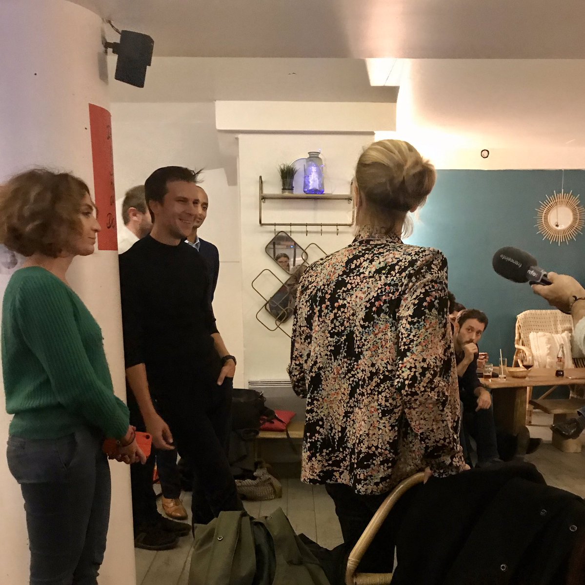Parisien_nes's tweet photo. 🗣 Nous démarrons notre réunion autour de la question de l’#ecologie dans le 18ème, un arrondissement très concerné quand on voit les taux de pollution dans ses quartiers avec @BTvrnr @isabellesaporta Catherine et @gaspardgantzer @Lacantine18 qui nous accueille 🙏 https://t.co/JnF8mwqKMT