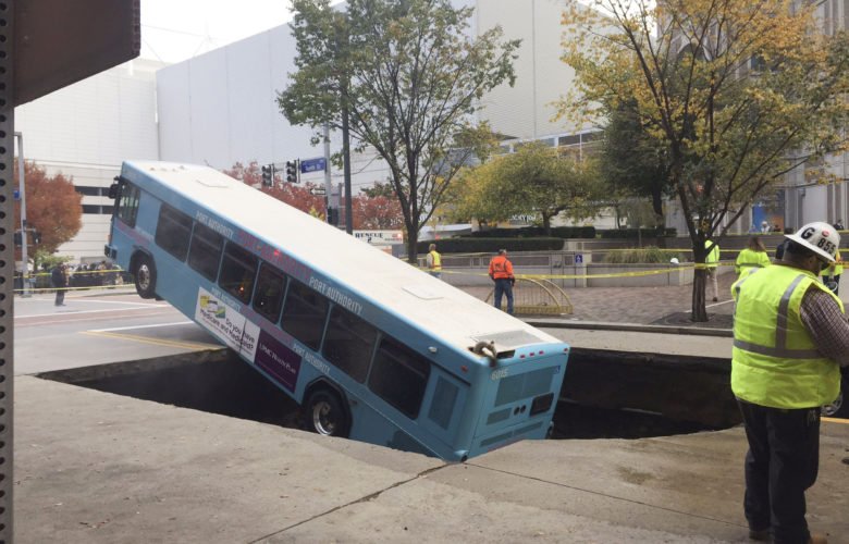 Женщина попала под автобус в москве. Peugeot boxer патибас. Автобус под. Одинокий автобус под дождем постер. Кафе автобус.