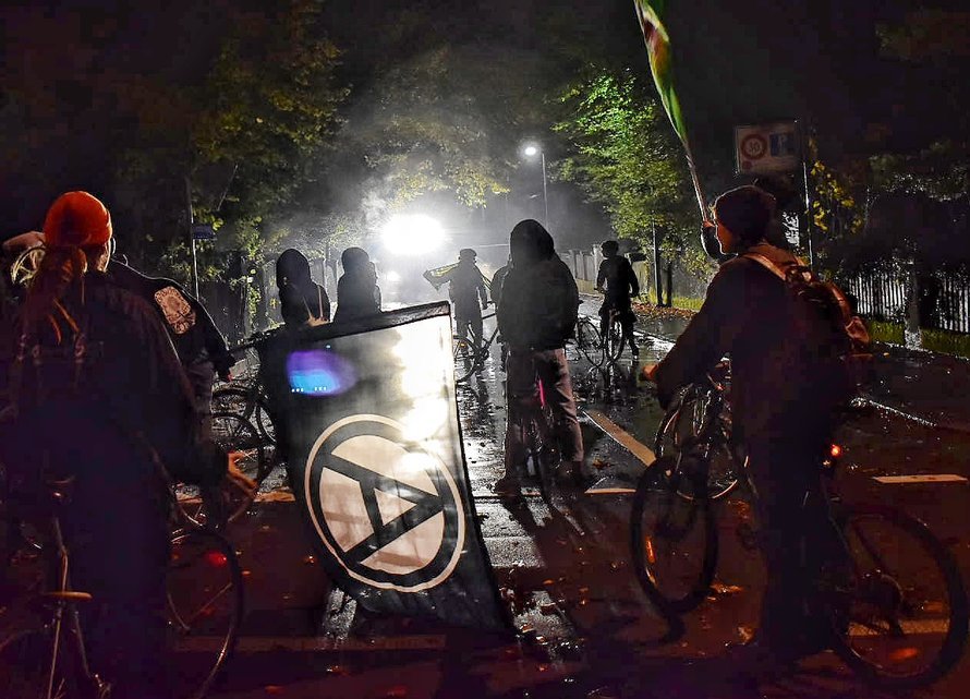 gegen_oben's tweet image. Bern: An der Velodemo für Rojava setzten die Bullen Wasserwerfer &amp;amp; Gummischrot ein. Scheinbar hat da jemand Angst vor Widerstand...
#riseup4rojava #RojavaResistance